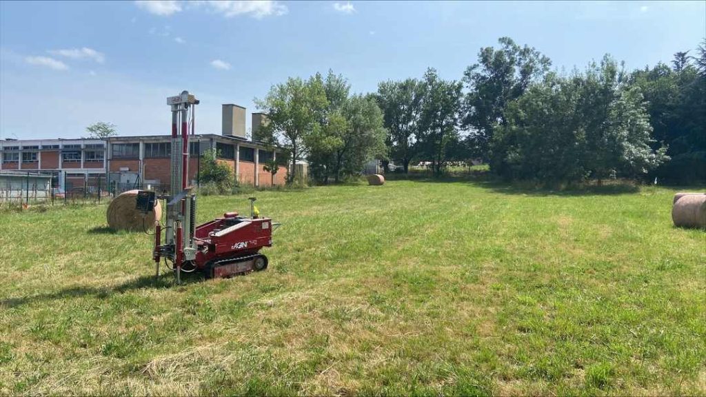 Forage géotechnique réalisé par une foreuse sur chenilles lors d’une étude de sol dans le Tarn.