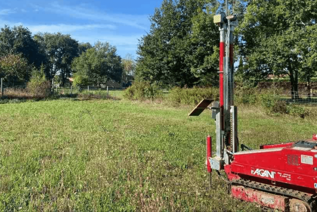 Intervention technique pour une étude de sol G1 à Mazamet sur un terrain situé au pied de la Montagne Noire.