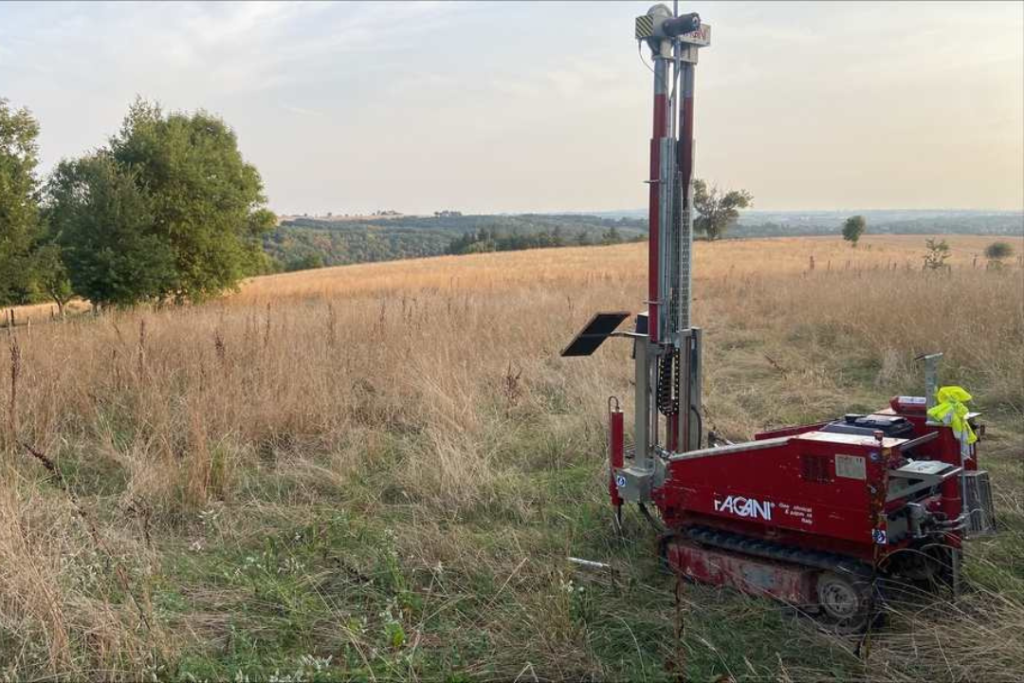 Réalisation d'un forage géotechnique pour une étude de sol G1 à Carmaux sur un ancien site minier.