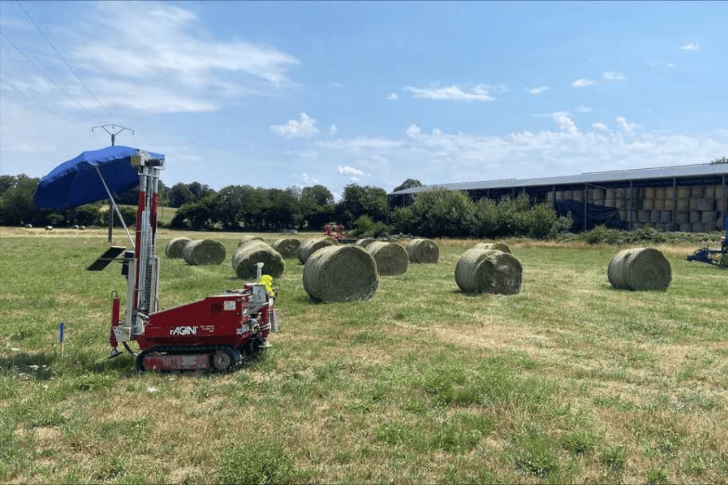 Réalisation d'un forage géotechnique pour une étude de sol G1 à Lavaur sur un terrain à bâtir.
