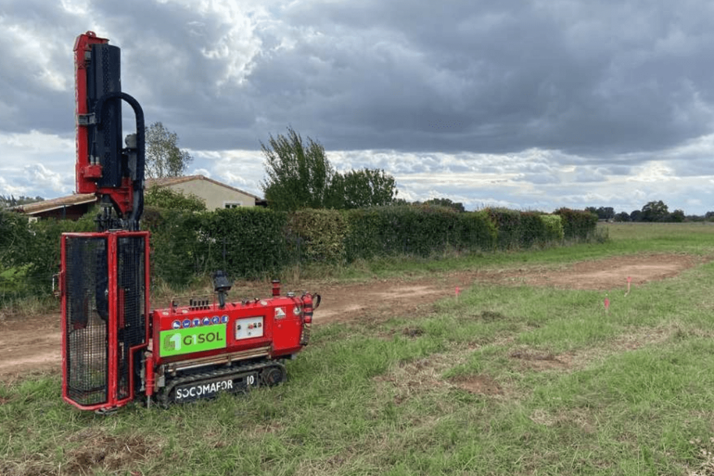Réalisation d'un forage géotechnique pour un diagnostique G1 à Saint-Sulpice dans une zone de construction neuve.
