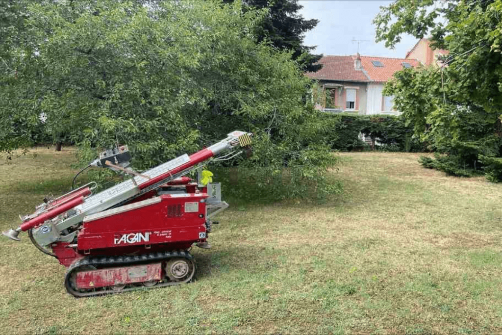 Réalisation d'une étude de sol G1 à Albi avec une foreuse pour identifier les couches d'argile avant une vente de terrain.