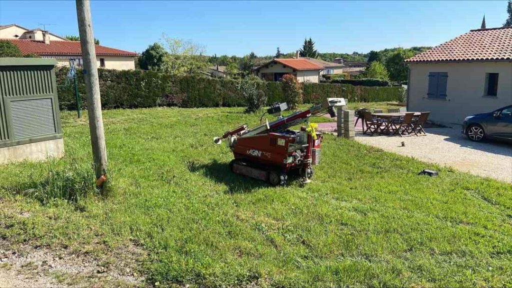 Intervention sur terrain pour une étude de sol G2 AVP avec une foreuse sur chenilles.