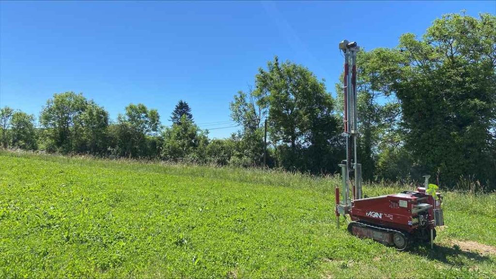Ingénieur géotechnicien réalisant un contrôle de fond de fouille pour une étude de sol G4 dans le Tarn.