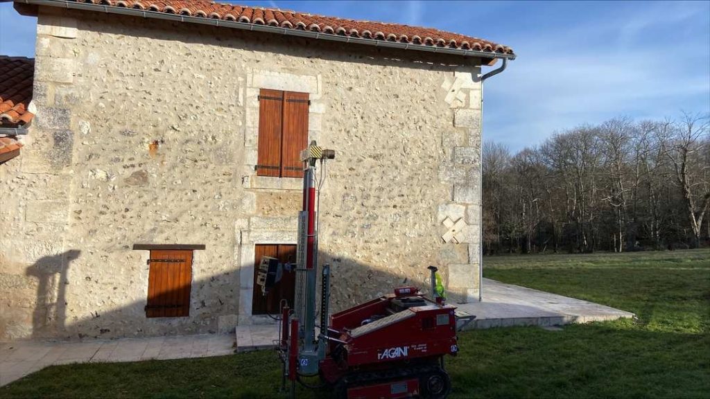 Expertise d'une fissure sur une façade de maison individuelle lors d'une étude de sol G5 dans le Tarn.