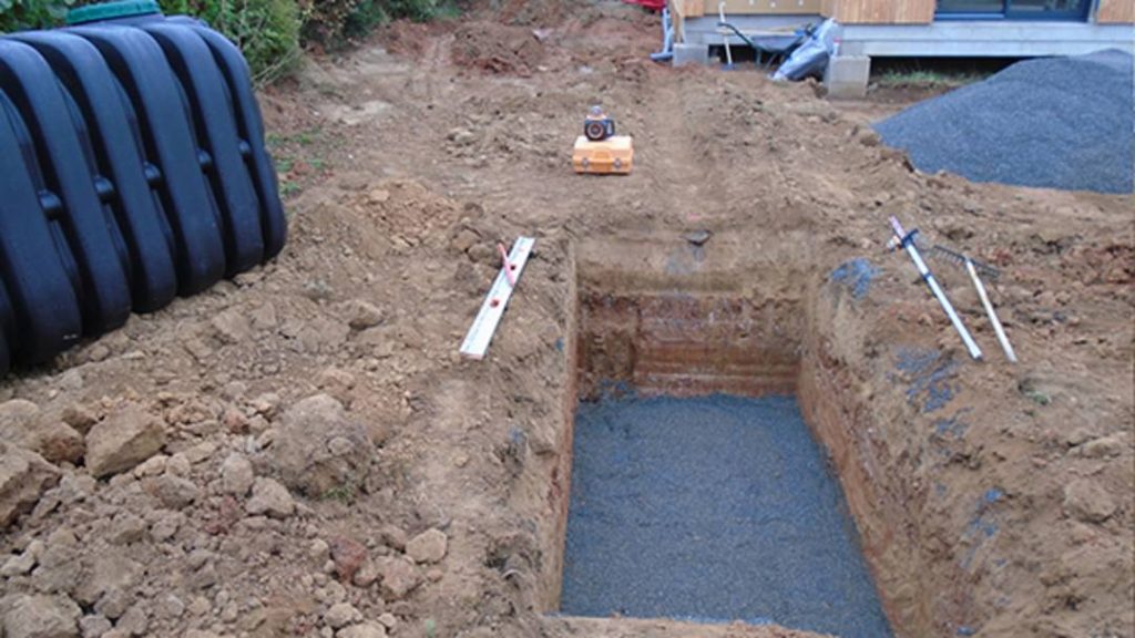Test d'infiltration par essai Porchet pour la gestion des eaux pluviales sur un terrain à bâtir.