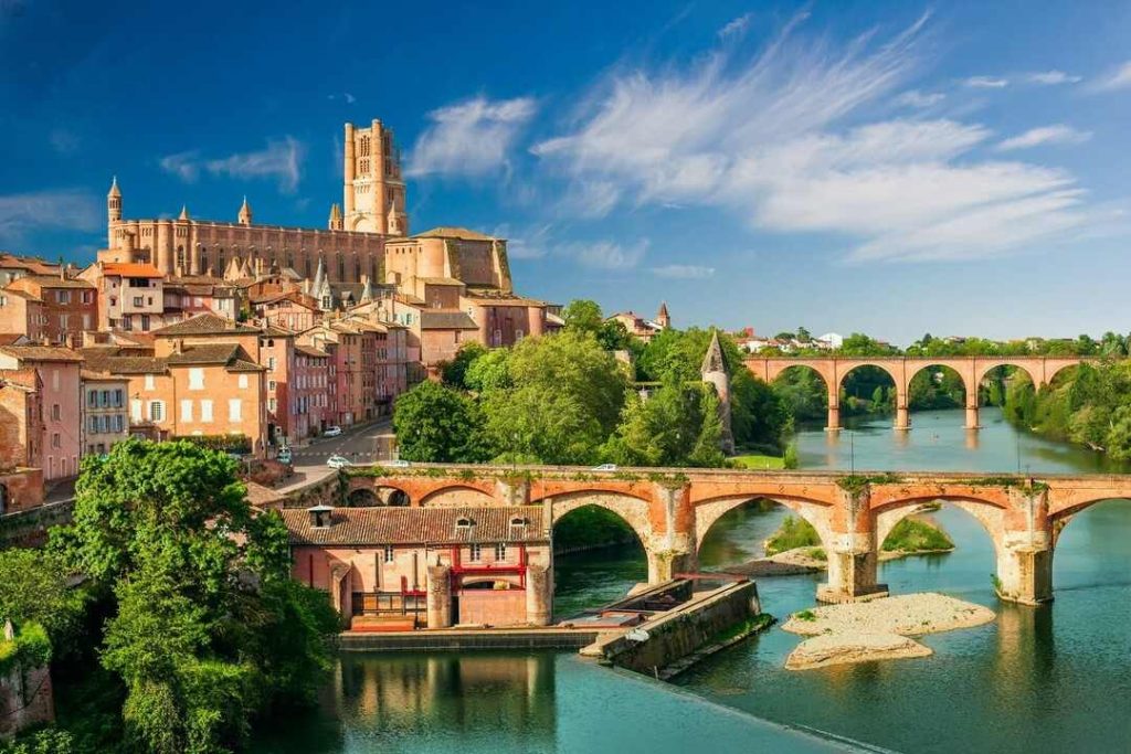 Forage géotechnique pour une étude de sol à Albi avec une machine compacte sur chenilles adaptée aux terrains résidentiels.