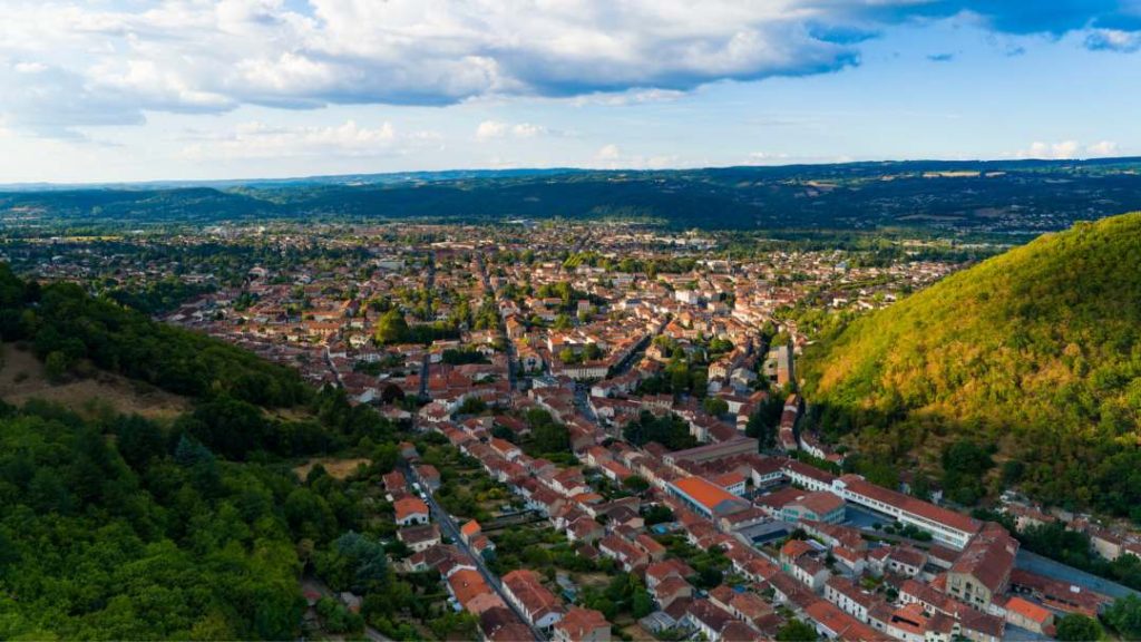 Sondage géotechnique sur un terrain en pente pour une étude de sol à Mazamet.